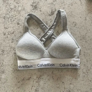 Grå sport-bh från Calvin Klein - Säljer en grå sport-bh från Calvin Klein, oanvänd! Har även bush- up🌪️ 