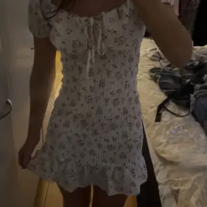 Jättesöt sommarklänning i fint skick💞osäker på märke då jag köpte på vinted , strl xs