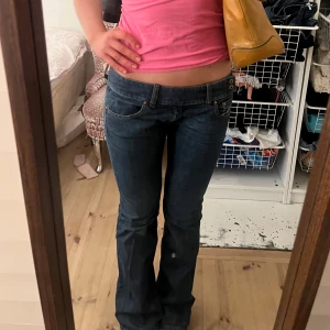 Mörkblå lågmidjade diesel jeans - Såå snygga lågmidjade diesel jeans! Dom är långa på mig som är 170 och sitter så bra! Dom har måtten längd 103 innerbenslängd 83 och midja 39🩷🩷 skriv om du har fler frågor💓💓