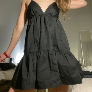 Svart volangklänning  - Assnygg trendig svart klänning från Zara! 