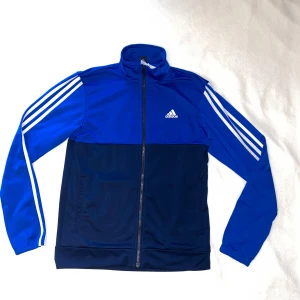 Adidas Track Top - Adidas Track Top – Blue with White Stripes A classic Adidas track top in blue with the iconic white stripes. Perfect for both workouts and casual style! Size: Fits M Color: Blue with white stripes Condition: Good condition, lightly used Brand: Adidas – style and function in one. Why you’ll like it: * Timeless design that never goes out of style. * Super comfortable and easy to match. * Perfect for both sports and streetwear. Feel free to ask if you want more pictures or details!