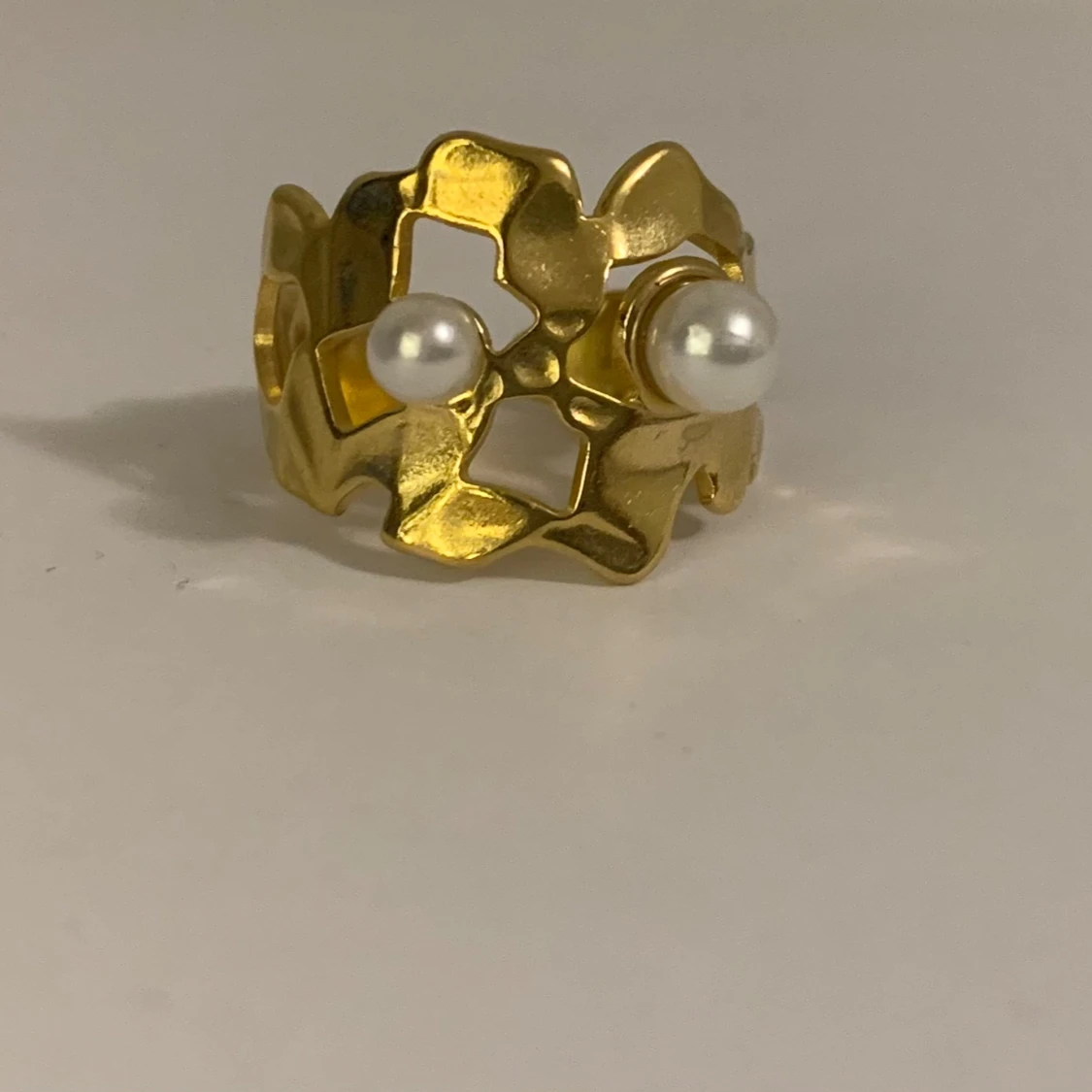 Guldpläterad ring med pärlor