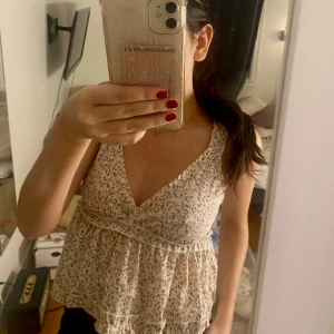 Blommig topp - Fin sommartopp som är använd 3ggr, mycket bra skick💕