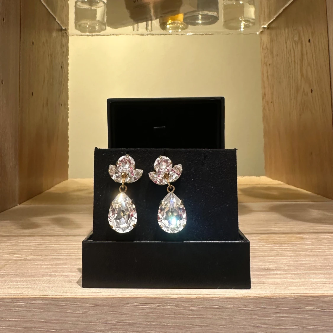 Glittriga örhängen med stora stenar - 1