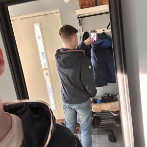 Svart quiltad jacka från Moncler - Säljer en svart quiltad jacka från Moncler. Jackan har en dragkedja framtill och långa ärmar. Perfekt för kyligare dagar med sin stilrena design och bekväma passform. Säljes pga för stor för mig. Har en liten lagning och är lite utsliten inuti luvan men inget man ser och märker🙂