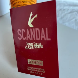 Scandal Le Parfum av Jean Paul Gaultier - Scandal Le Parfum är en intensiv doft med en explosion av jasmin, träig svart vanilj och en längtan efter saltad karamell. Förpackningen är elegant i rött med guldtext och innehåller en liten sprayflaska på 1,5 ml. Endast sprayad en gång. Köp helst i en bundle 