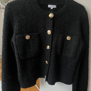 Svart jacka/kofta från bubbleroom  - Endast använd en gång, jätte fin!