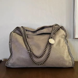 Medium Falabella från Stella McCartney - Selger denne grå vesken fra Stella McCartney! Den blir ikke brukt nok :( Bare å sende melding om du har spørsmål 🤍