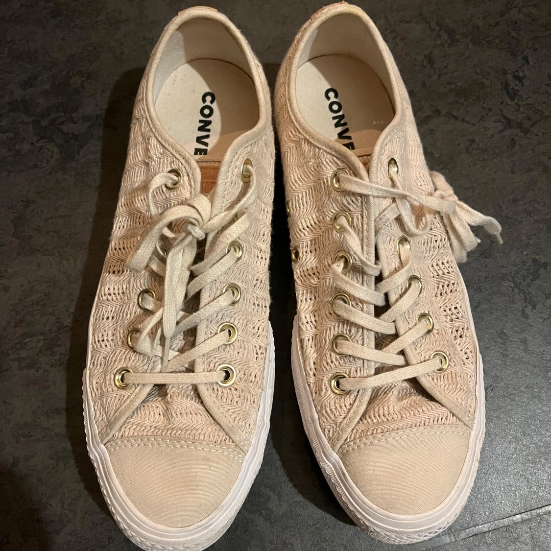 Beige sneakers från Converse