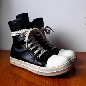 Rick Owens Replica shoes - Ett par snygga sköna replica rick owens converse.  Väl använda, fråga efter bilder. Annars superfina!
