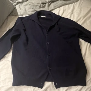 Mörkblå cardigan  - Säljer en mörkblå cardigan 100% kashmir i storlek medium men den passar storlek s då den krympt märket är malo optimum