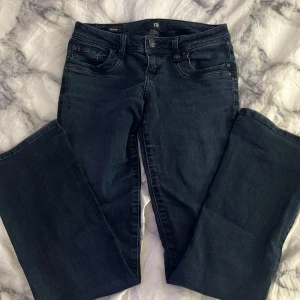 Mörkblå jeans från LTB - Snygga mörkblå jeans från LTB