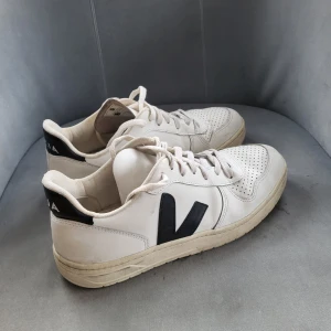 sneakers från Veja, strl 41 - Använda, men är I bra skick 