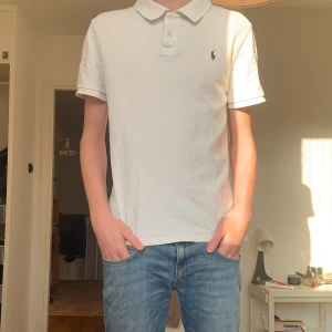 Vit pikétröja från Polo Ralph Lauren - Säljer en vit pikétröja från Polo Ralph Lauren. Stl Xl för barn vilket i herr storlek motsvarar S-M. Modellen är 181 lång och väger drygt 60kg. Fråga om ni undrar något