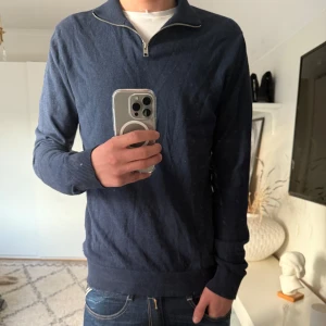 Mörkblå tröja med dragkedja från Jack & Jones - Säljer en stilren mörkblå tröja från Jack & Jones med dragkedja vid halsen. Tröjan har långa ärmar och ribbade muddar vid ärmslut och nederkant. Perfekt för en avslappnad look. Pris kan diskuteras vid snabb affär!! Skicka ett dm om det finns några frågor. Mvh Liam!!