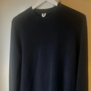 ARKET Kashmir Tröja - Marinblå - Oanvänd kashmir tröja från Arket med snygg rundhalsad krage. Gjort i 70% RWS certifierad kashmir ull. 