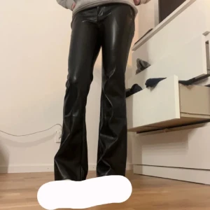 lågmidjade skinnbyxor - jättesnygga, köpte här på plick med de va tyvärr försmå så säljer vidare dom🥰har en liten defekt så skriv vid bild