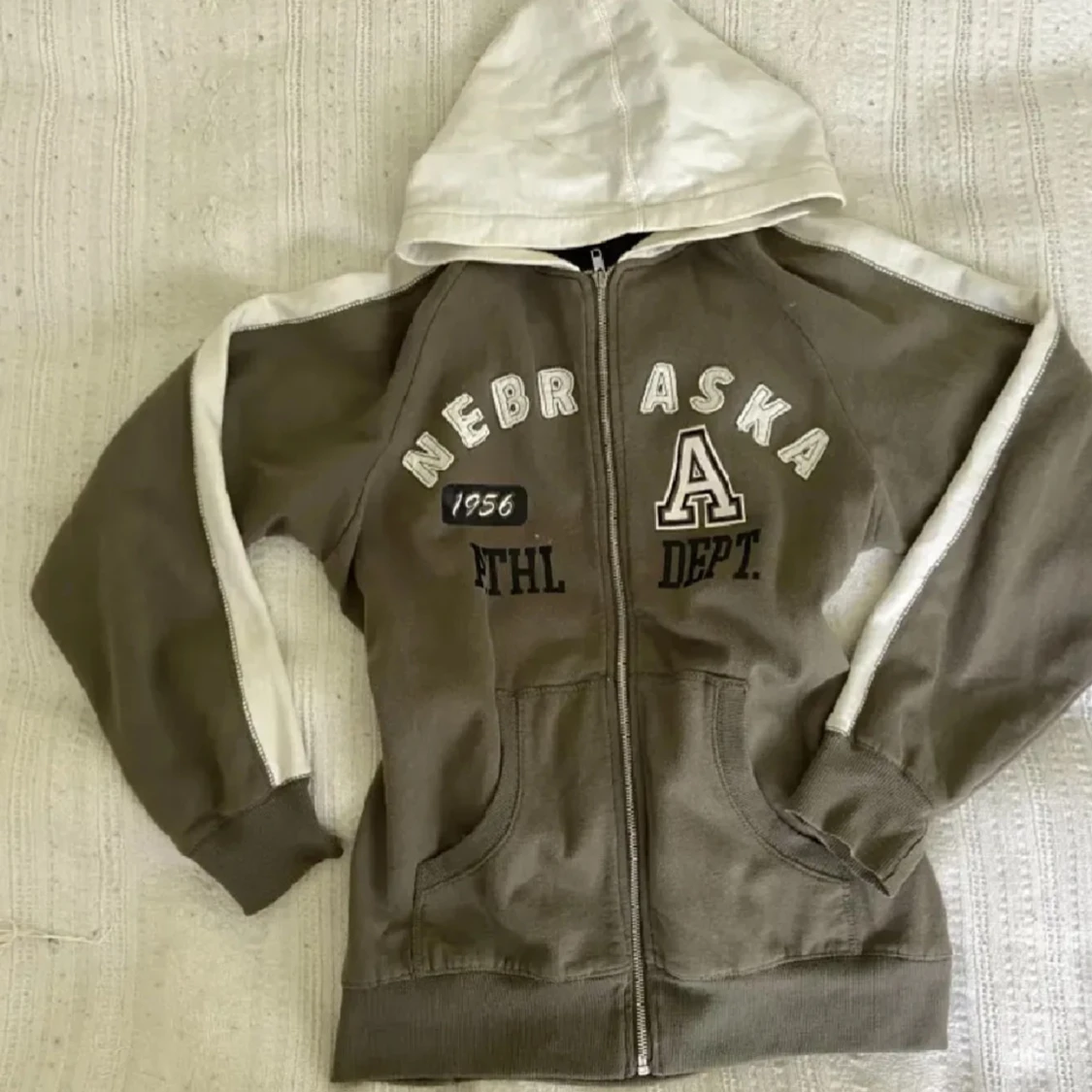 Grön och vit hoodie med Nebraska-tryck - 2