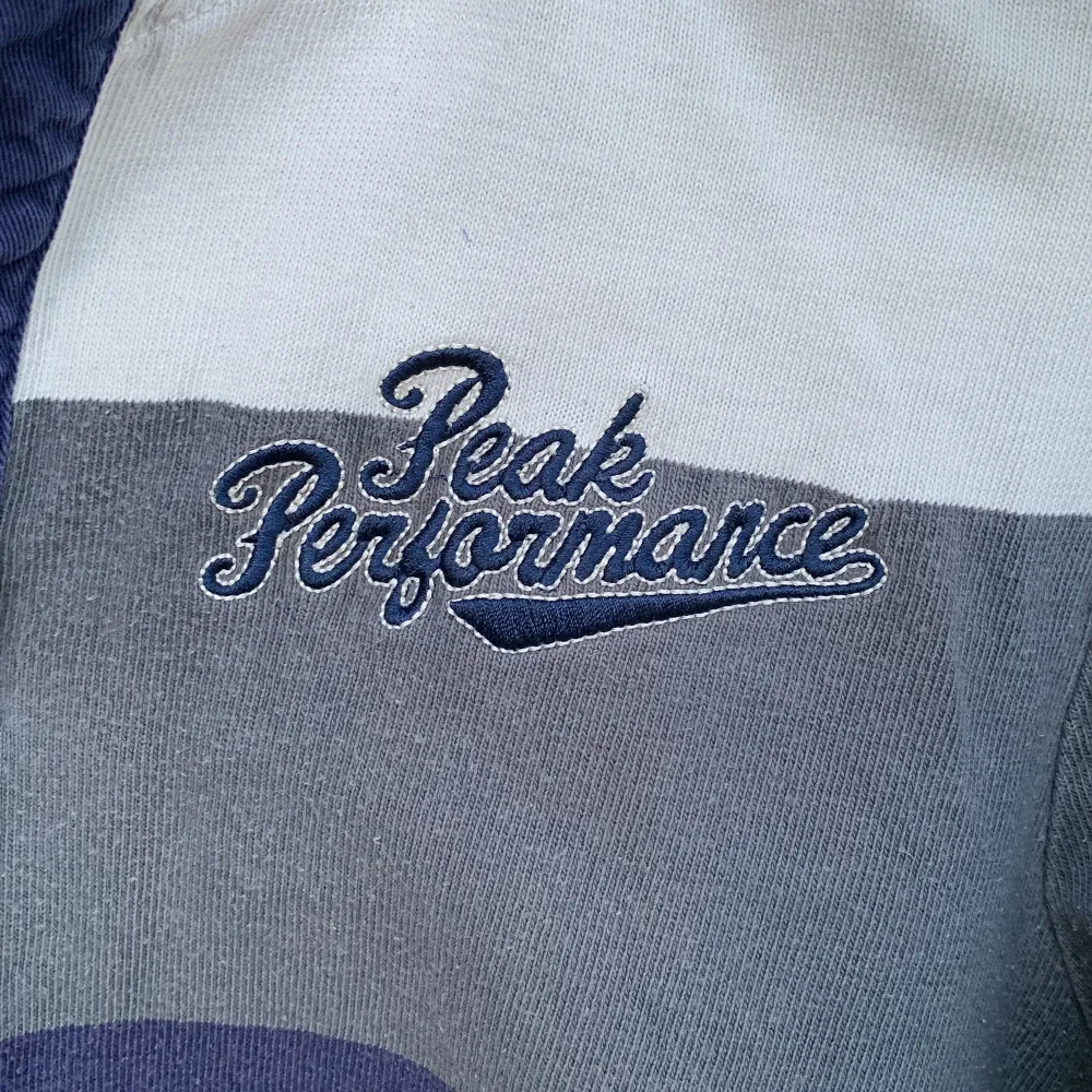 Säljer en randig tröja från Peak Performance i blå, grå och vit. Tröjan har långa ärmar och en broderad logga på bröstet. Perfekt för en avslappnad stil. Från 2010 så är andvänd men i bra skick, om man har frågor är det bara att höra av sig . Neuletakit & Villapaidat.