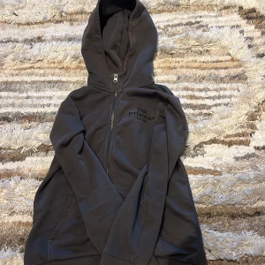 Peak performance tröja . - Riktigt snygg tröja från peak performance. Väldigt bra skick och priset är prutbart. Storlek 160 cm.