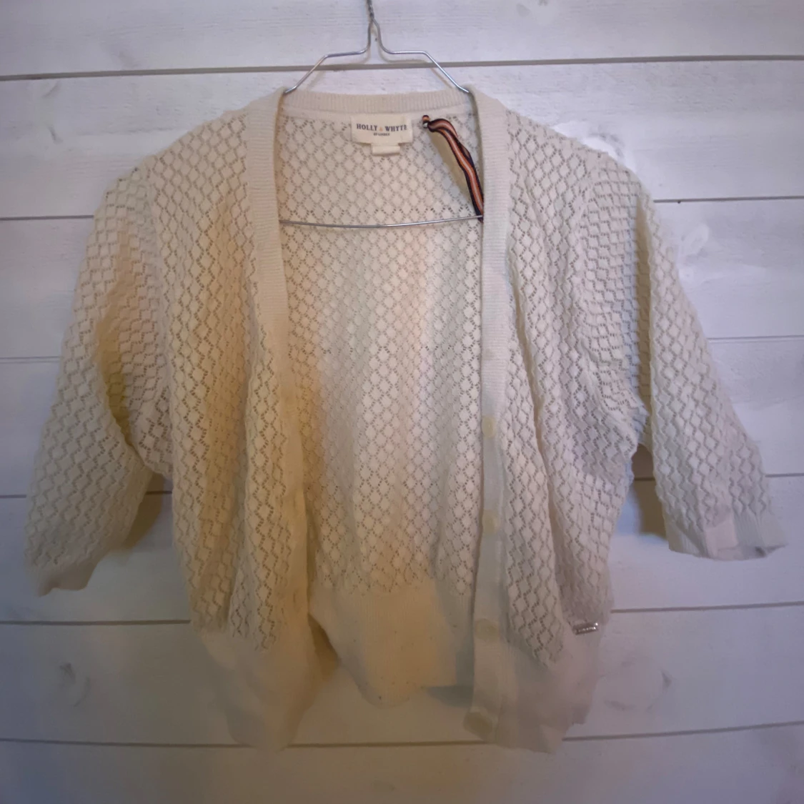 Vit stickad kofta från Holly & Whyte By Lindén