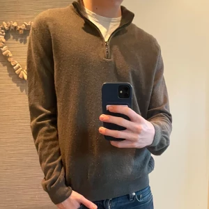 Zip tröja från SAND - Säljer denna bruna tröjan från märket Sand. Tröjan är i storlek S/M och passar dig som är runt 175-185. Tröjan är i bra skick! Hör av er vid frågor!