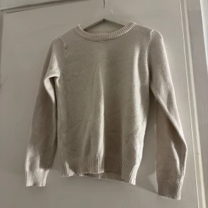 Vit stickad tröja från VILA - Säljer en stilren vit stickad tröja från VILA i storlek XS. Tröjan har långa ärmar och ribbade muddar vid ärmslut och nederkant. Perfekt för kyligare dagar!