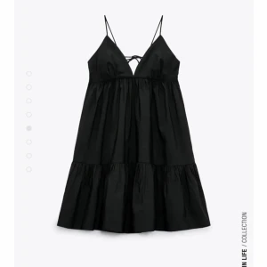 Svart klänning med smala axelband - Snygg svart klänning med smala axelband och öppen rygg.