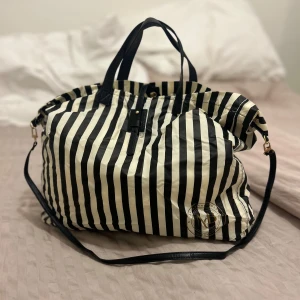 Randig väska från By Malene Birger - Snygg randig väska från By Malene Birger med svarta och vita ränder✨ Säljer då den inte kommer till användning längre.