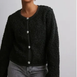 Svart teddykofta från Nelly - Mysig svart kofta/tunnare jacka från Nelly med knappar framtill💞 storlek S