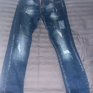 dSQUARED 2 jeans  - Säljer ett par DSQUARED2 jeans (ljus blåa) använd ENDAST 4-5 gånger så den är i väldigt bra skick. Storleken är 44