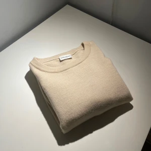 John Henric Merinotröja - Hej! Säljer nu en riktigt fin merinotröja från John Henric. Färgen är lite ljusare beige. Skick 9/10. Storlek small. Nypris 999kr. Tveka inte på att höra av er vid frågor!