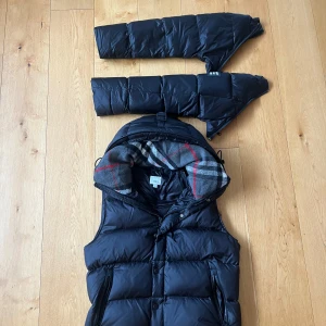 Burberry jacka - Säljer min burberry jacka då jag har för många jackor. Den är bra för kallare väder då armarna är på men kan enkelt göras om till en väst. Har använt den ungefär 10 gånger. Fint skick. Bara att skriva om du har frågor.