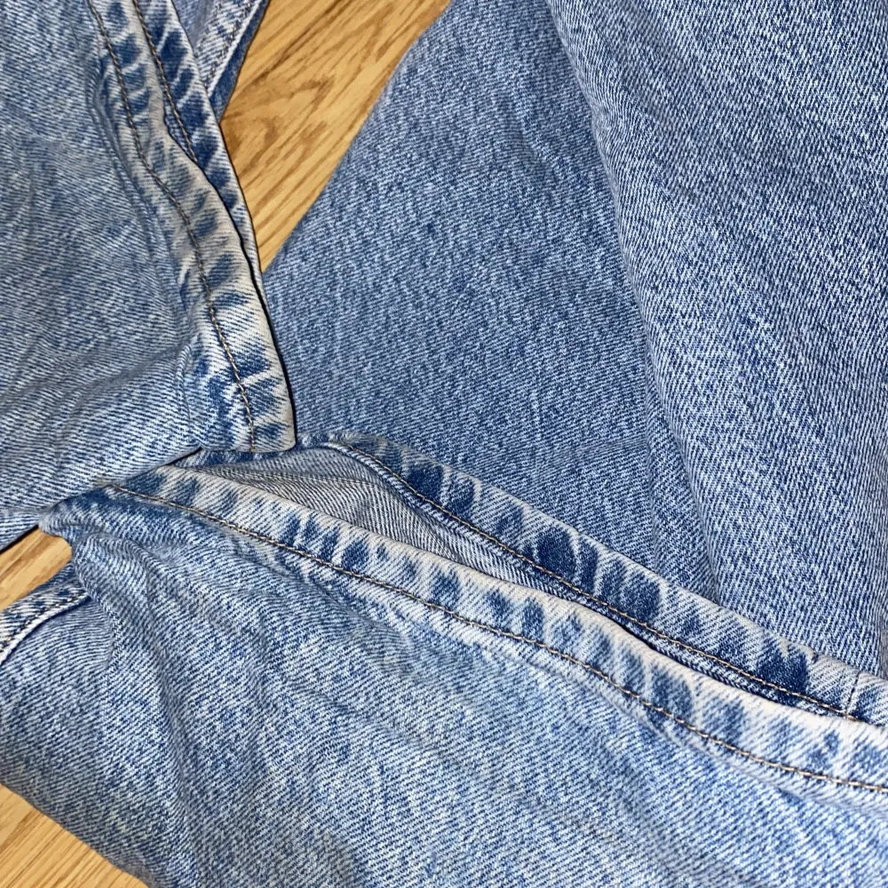 Säljer ett par baggy jeans, använda 1-2 gånger annars helt nya🫶🏻Midja - 42cm. Längd - 108cm. Innerbenslängd - 75cm. Köpta från carlings för 750, pris går att diskuteras. . Farkut & Housut.