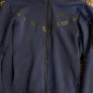 Nike tech fleece hoodie  - Detta är en blå Nike tech fleece kofta i size S. Bra kvalite och i bra skick.