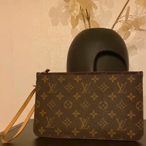 Louis Vuitton pochette  - ÄKTA  LOUIS VUITTON Monogram Canvas Neverfull Pochette Clutch Väsk med kvitto och äkthetsintyg  Djur och rökfritt hem  Kan skickas spårbart.