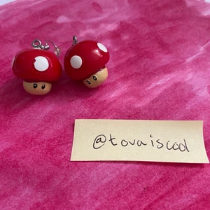 svamp örhängen  - supergulliga svamp örhängen från kawaii store, dom påminner mig om supermario. du är mer än välkommen att fråga om det är något du undrar 