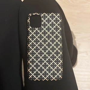 Malene Birger skal 11 - Tryck ej köp direkt! Säljer då jag bytte telefon veckan efter jag fick skalet 😫😫😫 liten defekt på ena sidan se bild 2 🫶🏽🫶🏽🫶🏽 äkta 