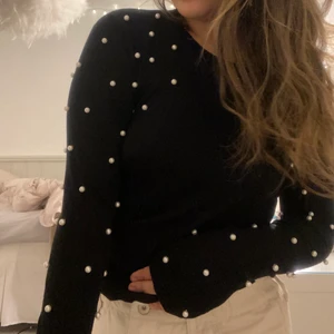 Svart tröja med pärlor  - Jätte tjusig svart tröja med pärlor♥️ Från Zara. Köpt för flera år sedan. ♥️♥️ i jättebra kvalitet