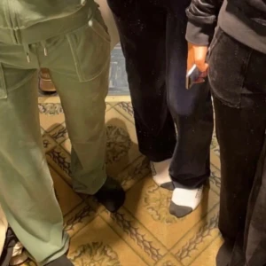 Gröna Juicy byxor - Behöver dem i xxs eller i xs eller i s men helst i xs! Dom måste vara i ett bra skick! Och jag tar det bara för ett lågt pris! 🤍✨