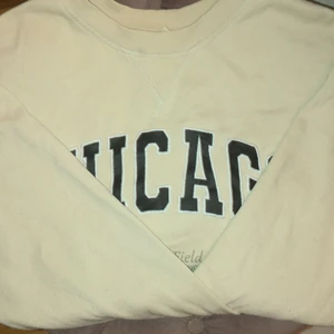 Sweatshirt  - Säljer min tröja då den ej kommit till användning på senaste. Det syns att den inte är helt ny men är inte trasig eller har något större slitage💕