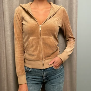 Juicy couture hoodie - Drömmig beige färg 🤎 Storlek S med snygg detalj på ryggen. Så skönt velour tyg! Knappt använd, köpte på resa i USA.. Hämtas i Solna eller skickas, köparen står då för frakt. Bud är bindande.