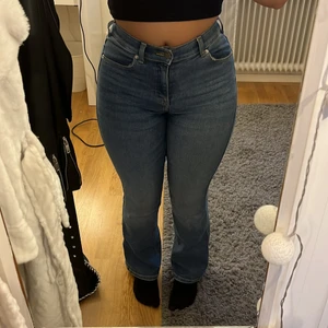 Bootcutjeans, DrDenim - Medelhöga bootcutjeans från märket DrDenim. Väldigt sköna jeans i stretchigt, rejält material. Modellen heter Soniq och jag bär storleken S/30. Jag är 155cm lång ☺️💞