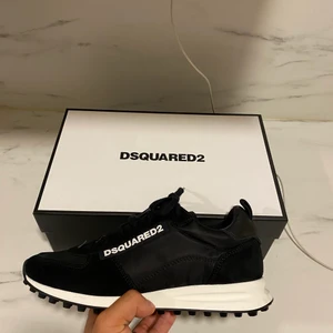 Dsquared2 sneakers storlek 41 - Svarta dsquared sneakers storlek 41 skick 5/5 med box 