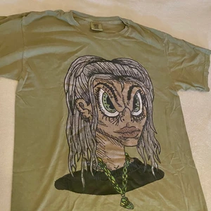 Billie Eilish graphic t-shirt - Cool Billie Eilish illustration t-shirt, militärgrön. 100% cotton, bra skick. Oversized.