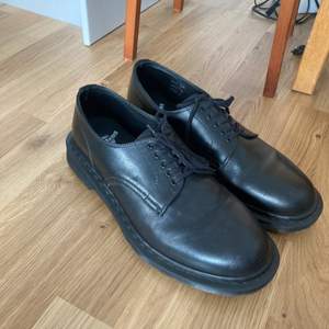 Inköpta 2020 knappt använda Dr Martens Varley Leather Shoes (Made in England). Använda ett fåtal gånger och säljs pga för liten storlek. Originalpris över 2300kr.