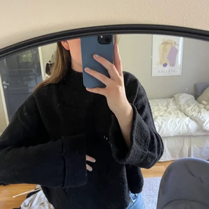 Stickad tröja från Ginatricot  - Mysig stickad tröja med långa armar från Ginatricot, lite croppad i modellen 💙OBS!! Tryck ej på köp direkt (skriv till mig privat)