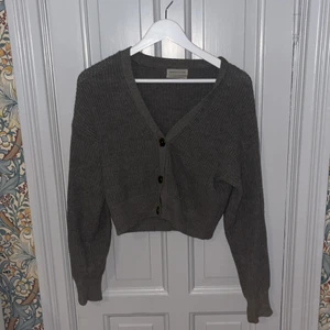 Stickad kofta - Säljer denna sjukt söta koftan från Urban outfitters passar perfekt till hösten över en blus! Så fin och även i nyskick då den endast är buren enstaka gånger! 