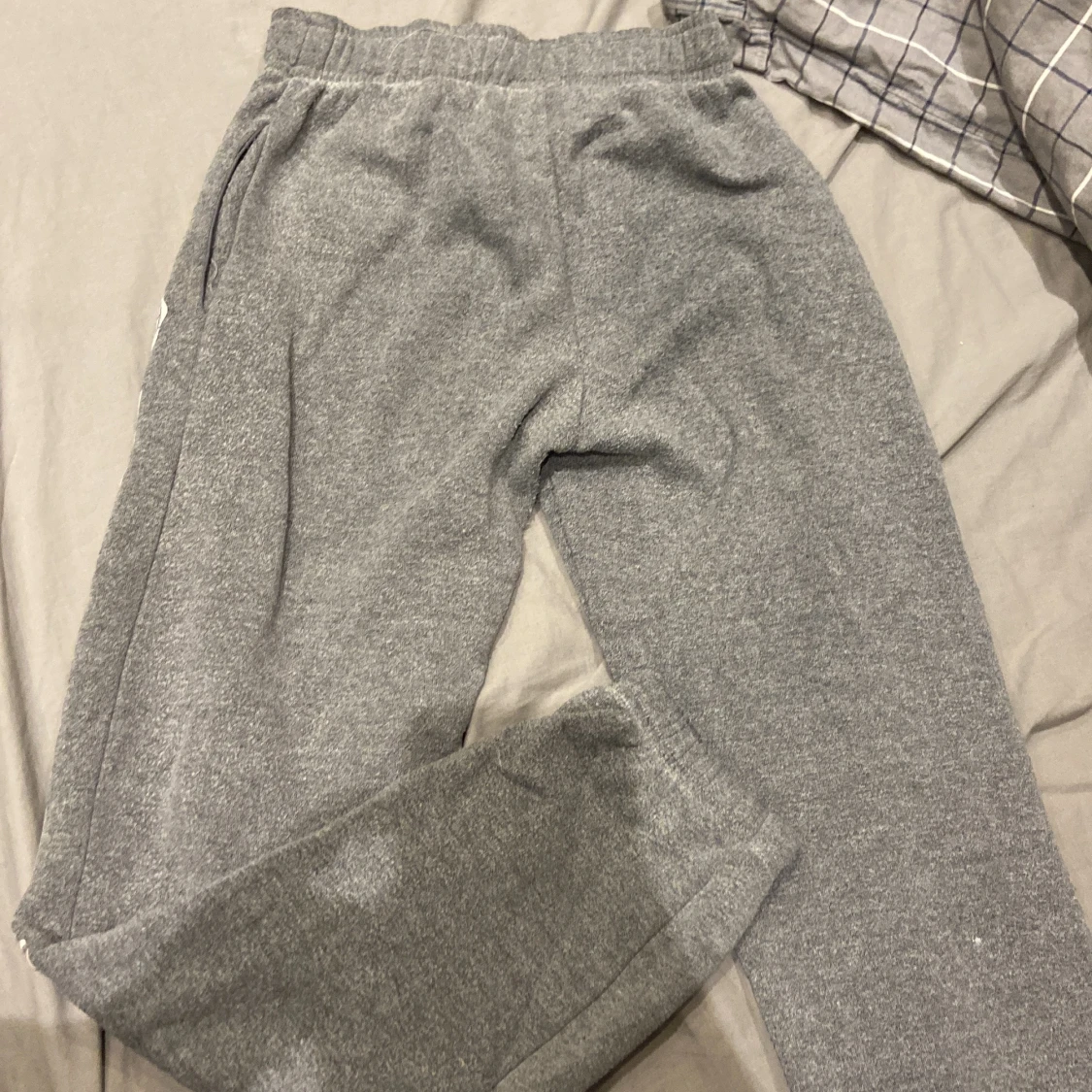 Gråa mjukis byxor  - 90