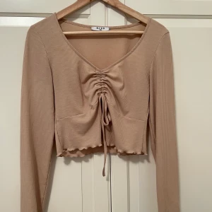 Topp - Jätte söt topp i stolek M men passar även S kommer inte till användning alls och knappt haft på mig den💘 Kan mötas upp samt fraktas🫶🏼🫶🏼 man knyter den som man vill vid bröstet💞